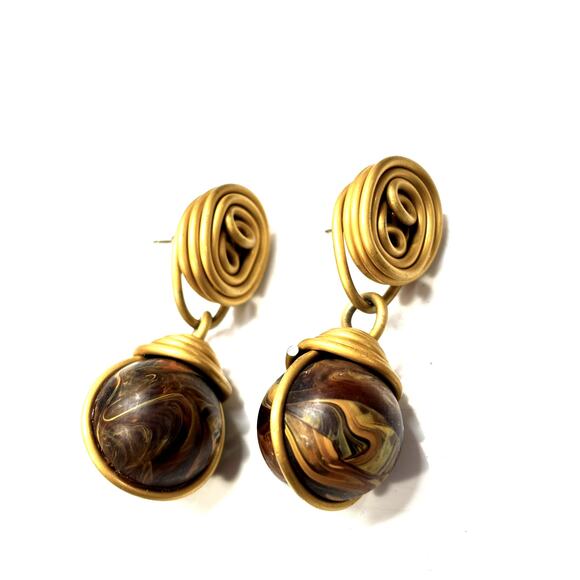 VINTAGE Gold Tone Wooden Wire Globe Dangle Ladies Earrings - Picture 2 of 5